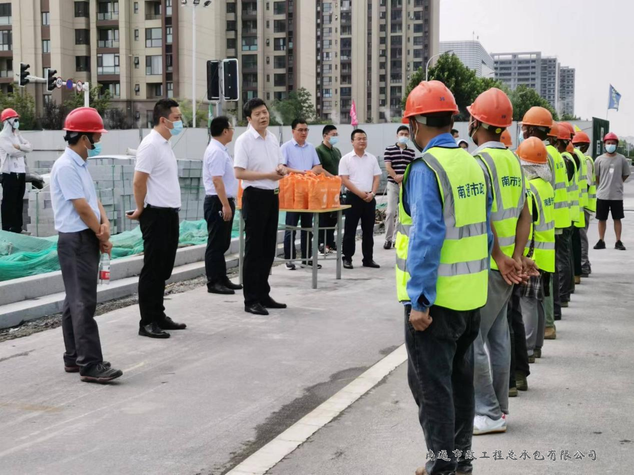 崇川區(qū)政協(xié)主席江建春同志慰問(wèn)星城路橋梁工程施工人員